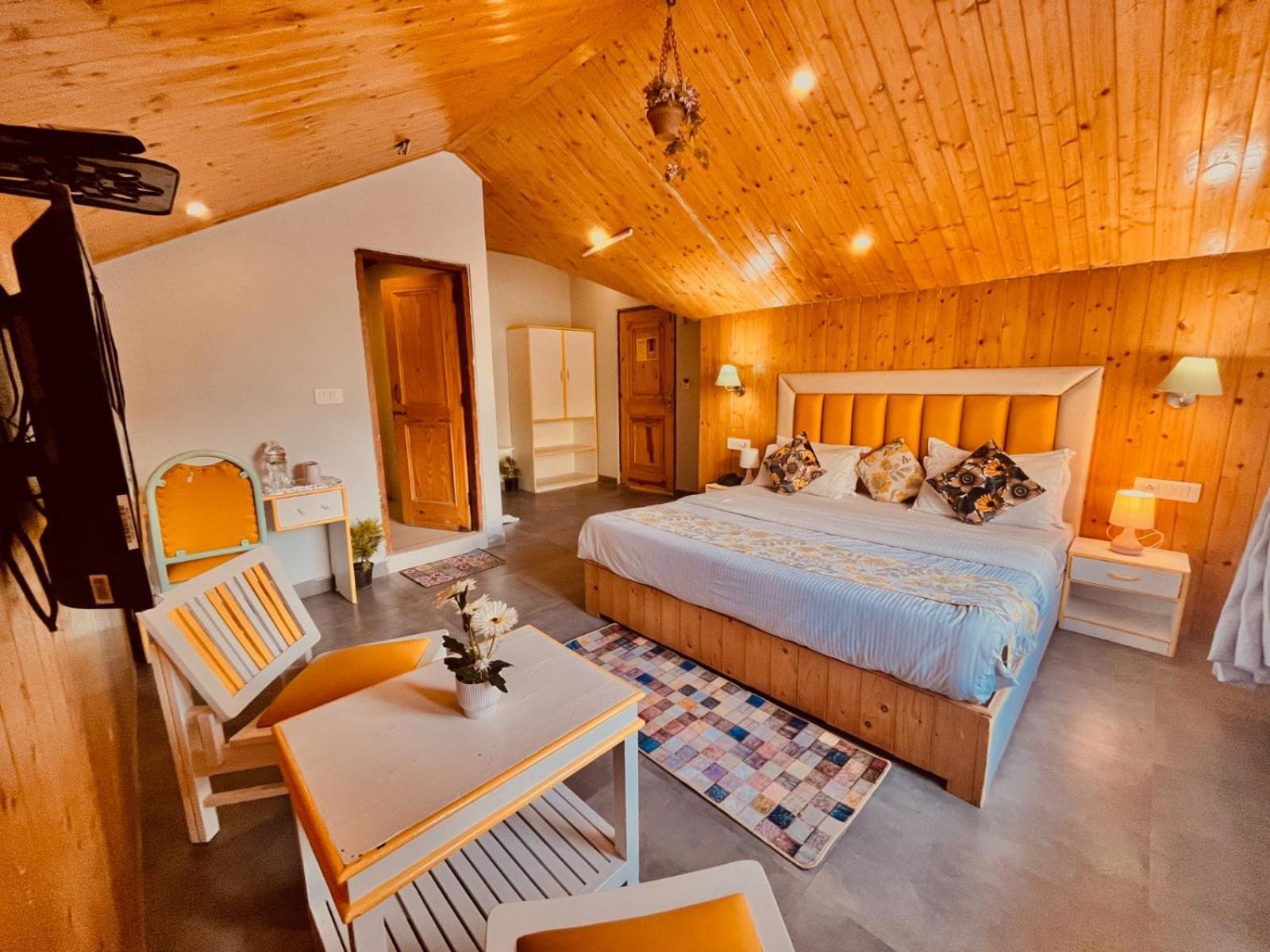 Hadimba Hill View By Hadimba Palace, Manali - Premium Room ! Family Hotel ! Parking ! Near Hadimba Temple Екстер'єр фото