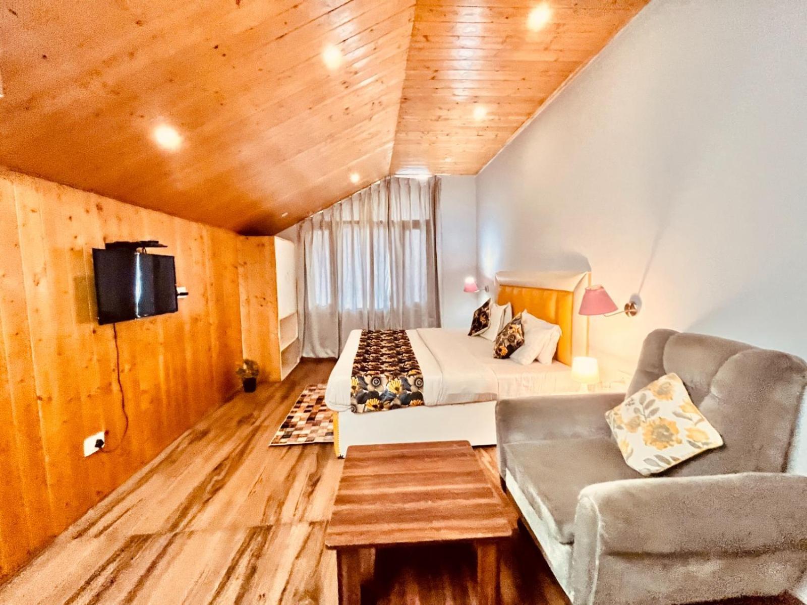 Hadimba Hill View By Hadimba Palace, Manali - Premium Room ! Family Hotel ! Parking ! Near Hadimba Temple Екстер'єр фото