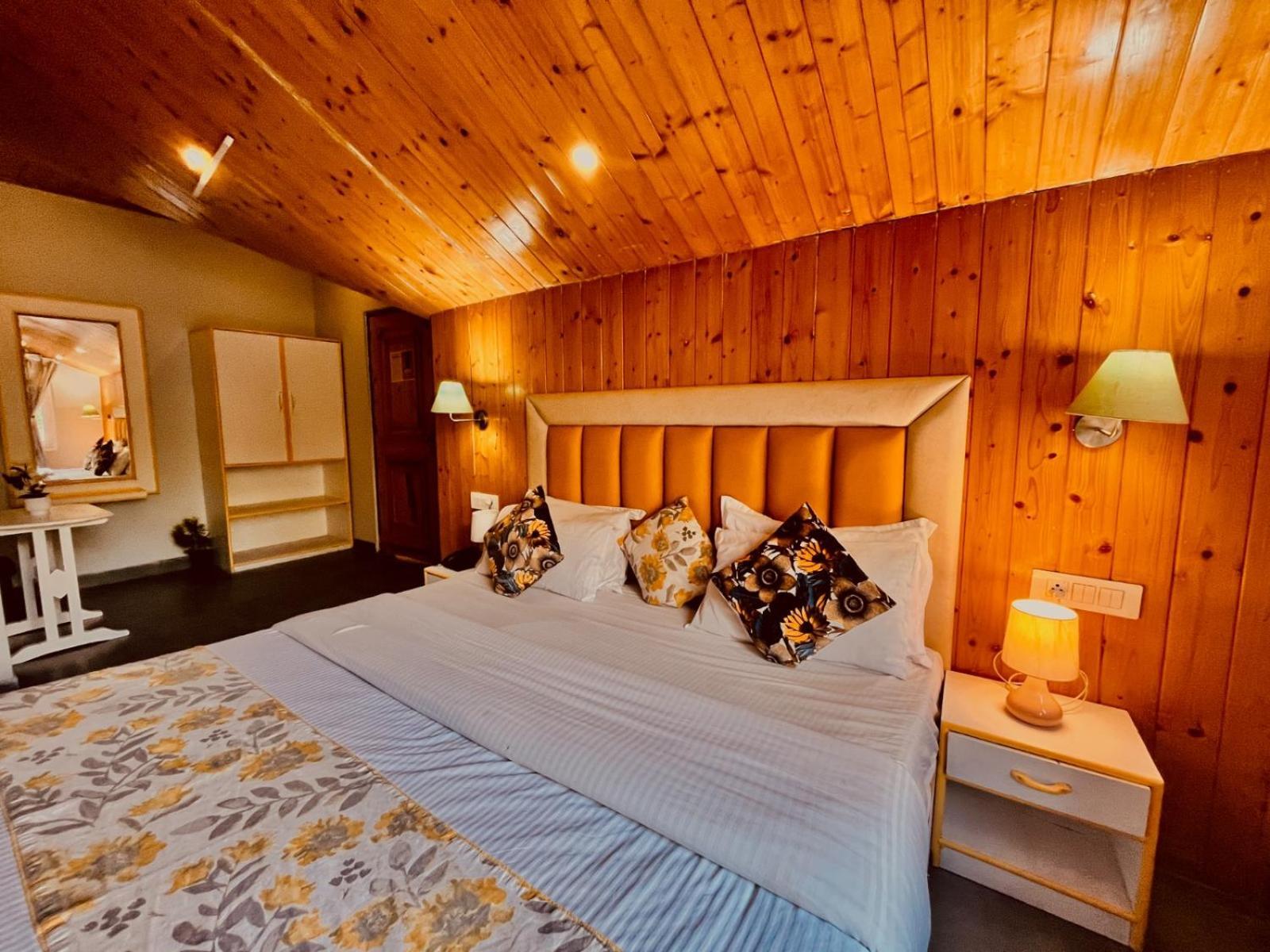 Hadimba Hill View By Hadimba Palace, Manali - Premium Room ! Family Hotel ! Parking ! Near Hadimba Temple Екстер'єр фото