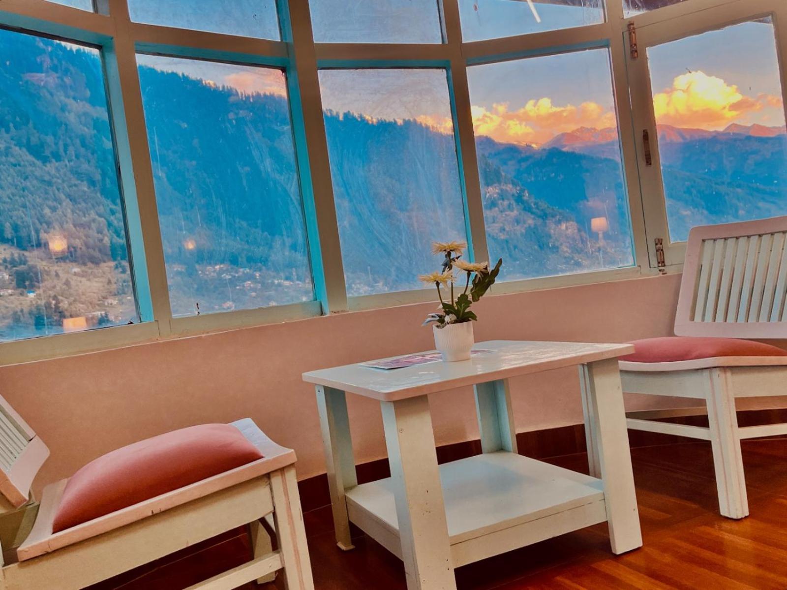 Hadimba Hill View By Hadimba Palace, Manali - Premium Room ! Family Hotel ! Parking ! Near Hadimba Temple Екстер'єр фото